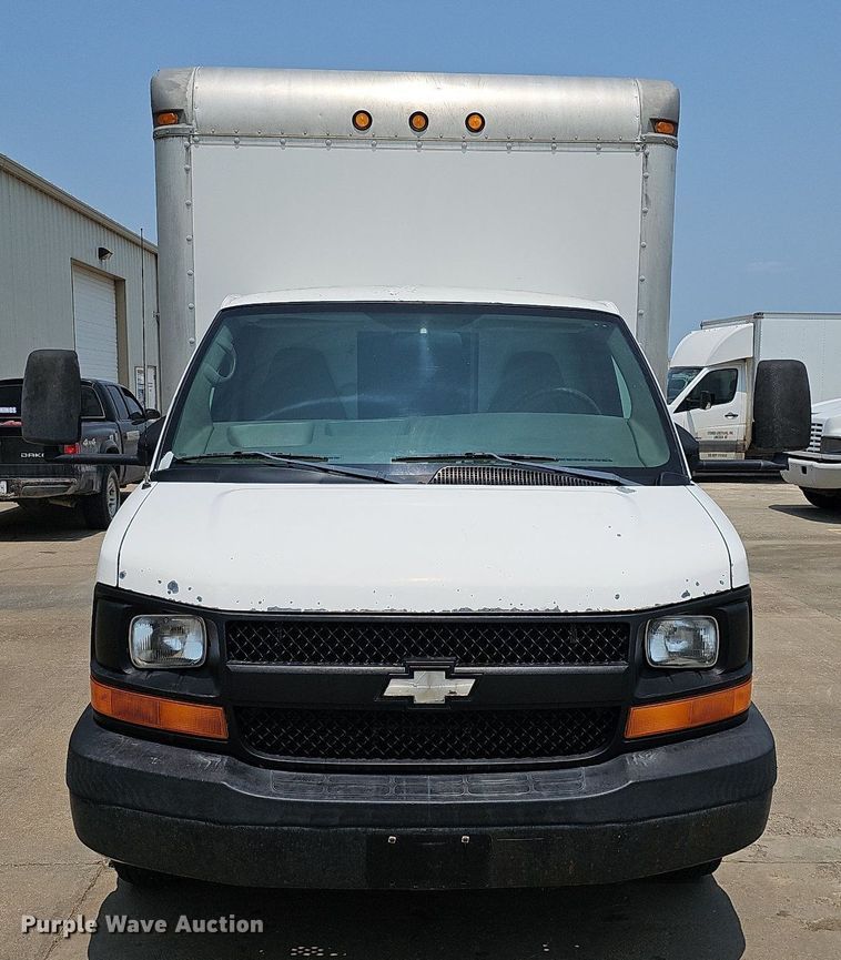image for item MD9871 2006 Chevrolet Express G3500  box truck
