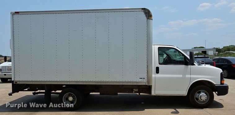 image for item MD9871 2006 Chevrolet Express G3500  box truck