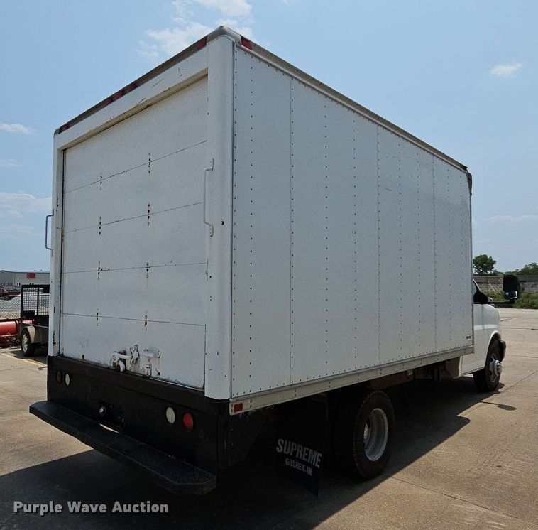image for item MD9871 2006 Chevrolet Express G3500  box truck