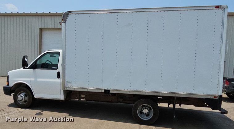 image for item MD9871 2006 Chevrolet Express G3500  box truck
