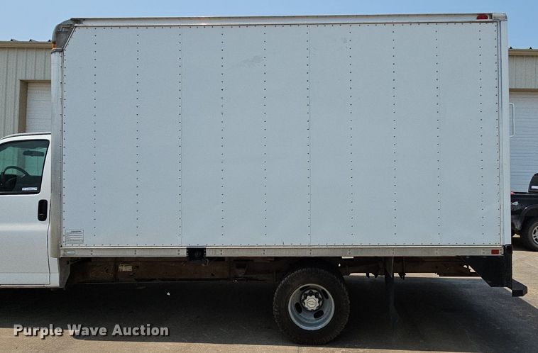 image for item MD9871 2006 Chevrolet Express G3500  box truck
