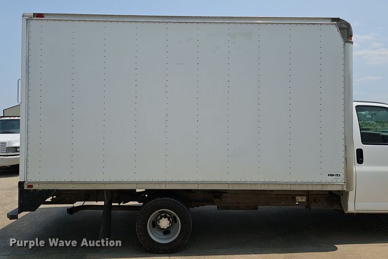 image for item MD9871 2006 Chevrolet Express G3500  box truck