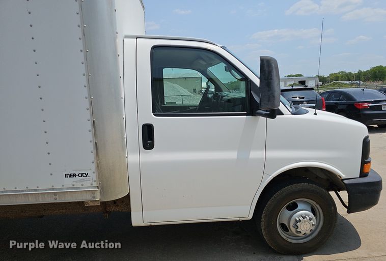 image for item MD9871 2006 Chevrolet Express G3500  box truck