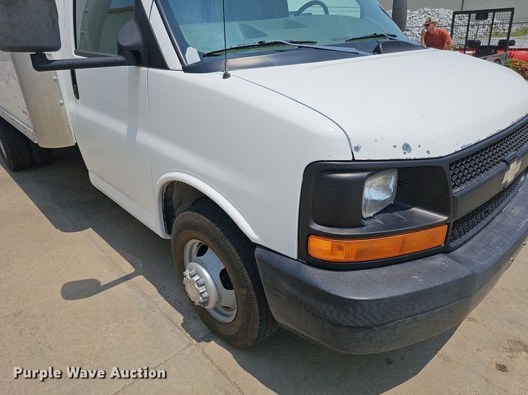 image for item MD9871 2006 Chevrolet Express G3500  box truck