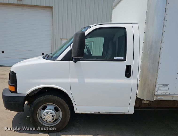 image for item MD9871 2006 Chevrolet Express G3500  box truck