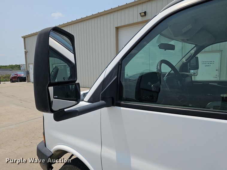 image for item MD9871 2006 Chevrolet Express G3500  box truck