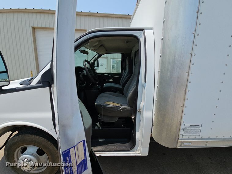 image for item MD9871 2006 Chevrolet Express G3500  box truck
