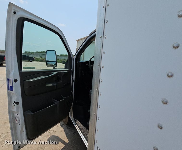 image for item MD9871 2006 Chevrolet Express G3500  box truck