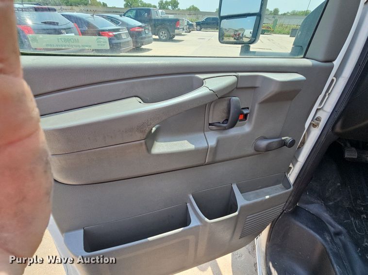 image for item MD9871 2006 Chevrolet Express G3500  box truck