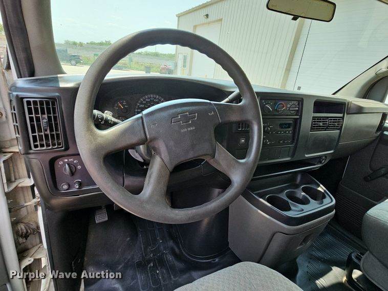 image for item MD9871 2006 Chevrolet Express G3500  box truck