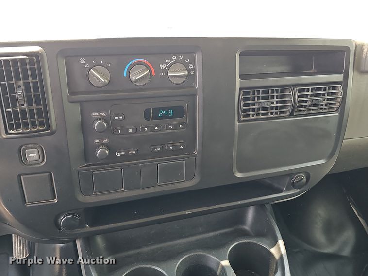 image for item MD9871 2006 Chevrolet Express G3500  box truck