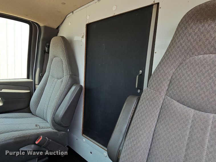 image for item MD9871 2006 Chevrolet Express G3500  box truck