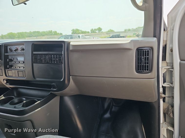 image for item MD9871 2006 Chevrolet Express G3500  box truck