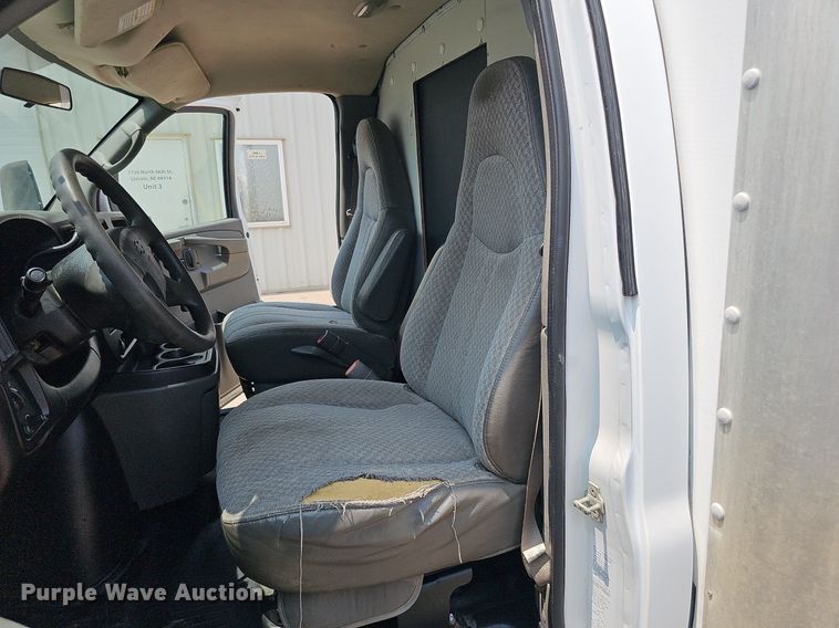 image for item MD9871 2006 Chevrolet Express G3500  box truck
