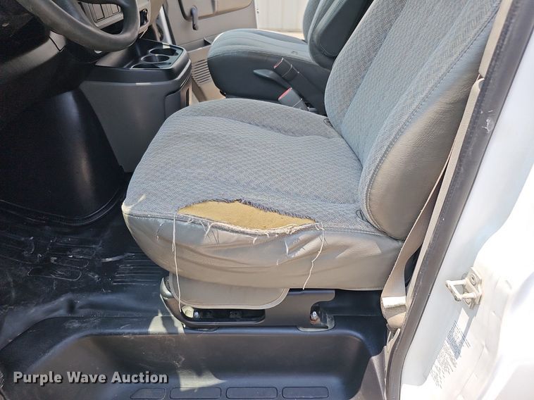 image for item MD9871 2006 Chevrolet Express G3500  box truck