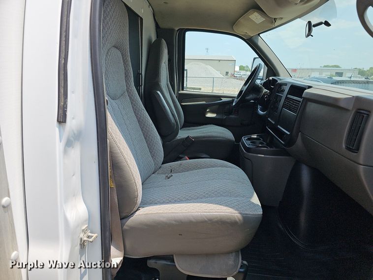 image for item MD9871 2006 Chevrolet Express G3500  box truck