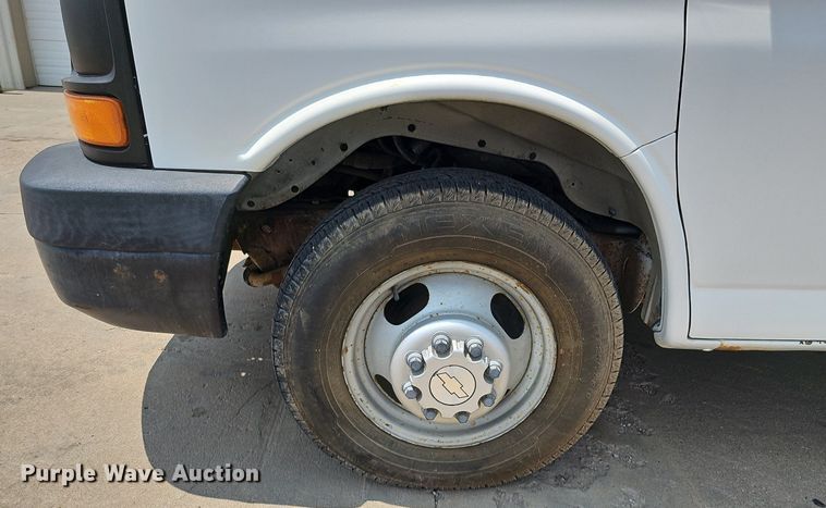 image for item MD9871 2006 Chevrolet Express G3500  box truck