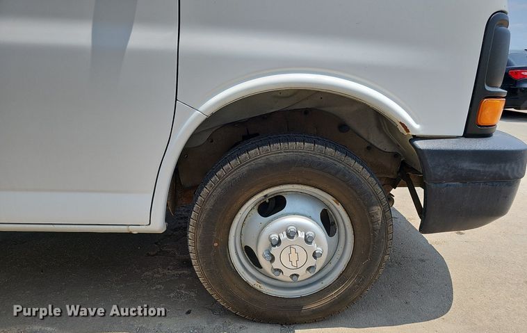 image for item MD9871 2006 Chevrolet Express G3500  box truck