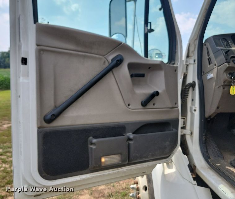 image for item ML9511 2005 Sterling LT7500  box truck