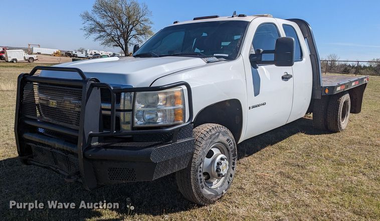image for item MN9868 2007 Chevrolet Silverado 3500HD  Ext. Cab flatbed pickup truck