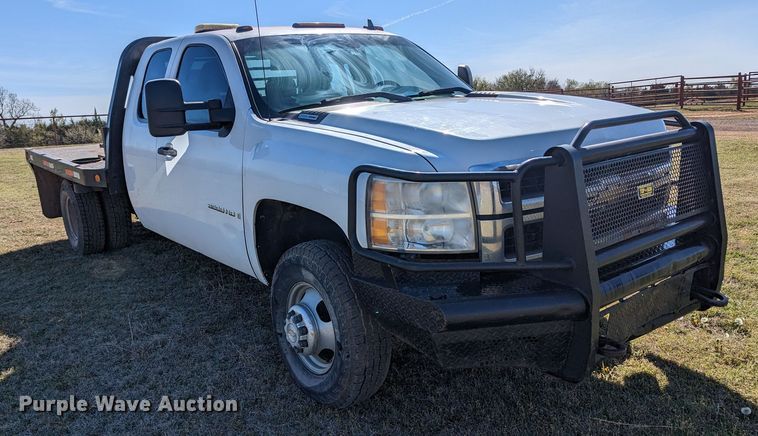 image for item MN9868 2007 Chevrolet Silverado 3500HD  Ext. Cab flatbed pickup truck