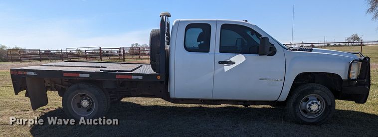 image for item MN9868 2007 Chevrolet Silverado 3500HD  Ext. Cab flatbed pickup truck
