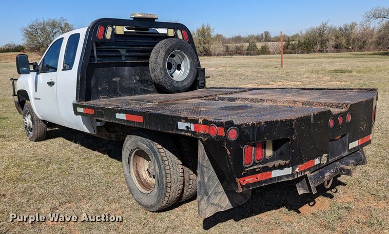 image for item MN9868 2007 Chevrolet Silverado 3500HD  Ext. Cab flatbed pickup truck