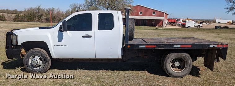 image for item MN9868 2007 Chevrolet Silverado 3500HD  Ext. Cab flatbed pickup truck