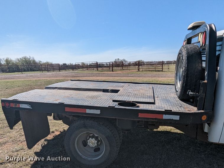 image for item MN9868 2007 Chevrolet Silverado 3500HD  Ext. Cab flatbed pickup truck