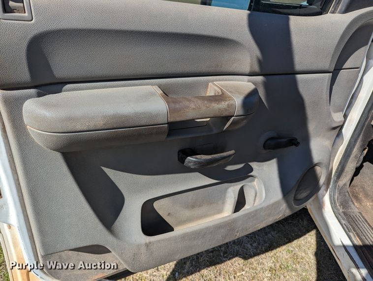 image for item MN9868 2007 Chevrolet Silverado 3500HD  Ext. Cab flatbed pickup truck