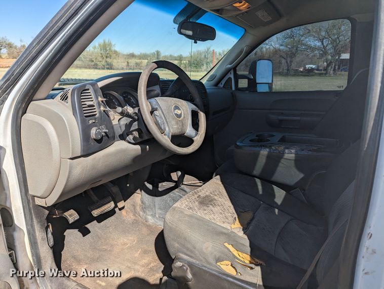 image for item MN9868 2007 Chevrolet Silverado 3500HD  Ext. Cab flatbed pickup truck