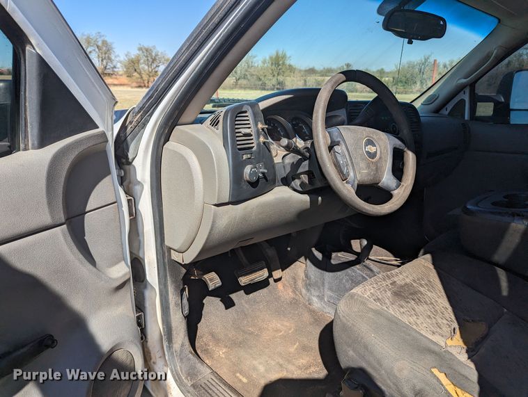 image for item MN9868 2007 Chevrolet Silverado 3500HD  Ext. Cab flatbed pickup truck