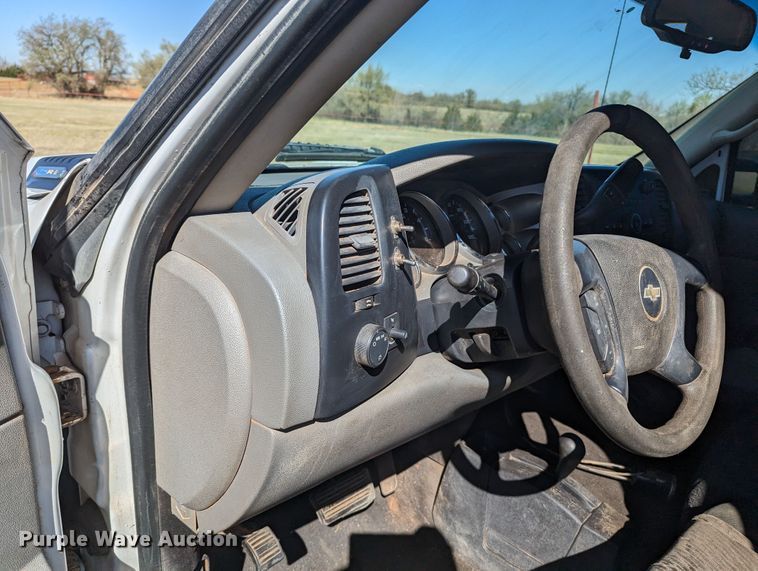 image for item MN9868 2007 Chevrolet Silverado 3500HD  Ext. Cab flatbed pickup truck