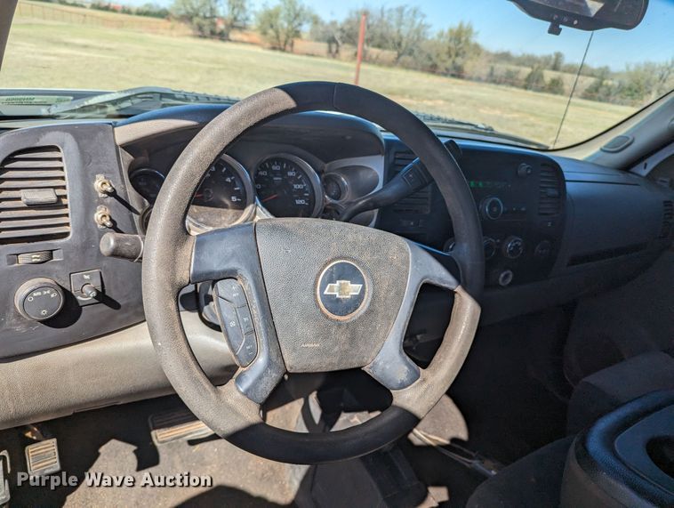 image for item MN9868 2007 Chevrolet Silverado 3500HD  Ext. Cab flatbed pickup truck