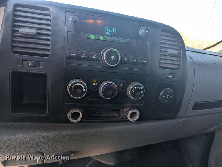 image for item MN9868 2007 Chevrolet Silverado 3500HD  Ext. Cab flatbed pickup truck