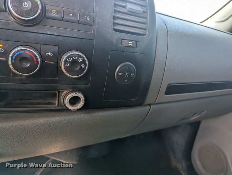 image for item MN9868 2007 Chevrolet Silverado 3500HD  Ext. Cab flatbed pickup truck