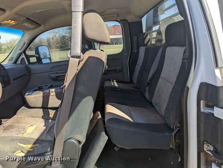 image for item MN9868 2007 Chevrolet Silverado 3500HD  Ext. Cab flatbed pickup truck