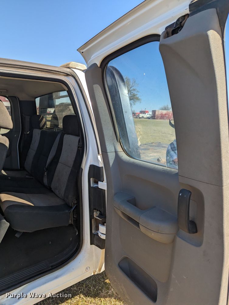 image for item MN9868 2007 Chevrolet Silverado 3500HD  Ext. Cab flatbed pickup truck