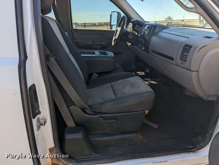 image for item MN9868 2007 Chevrolet Silverado 3500HD  Ext. Cab flatbed pickup truck