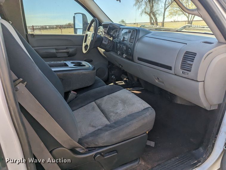 image for item MN9868 2007 Chevrolet Silverado 3500HD  Ext. Cab flatbed pickup truck