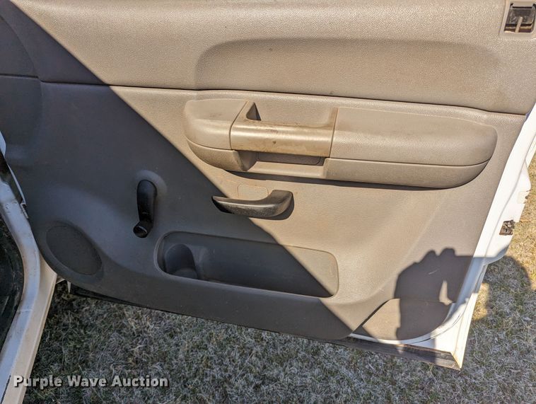 image for item MN9868 2007 Chevrolet Silverado 3500HD  Ext. Cab flatbed pickup truck