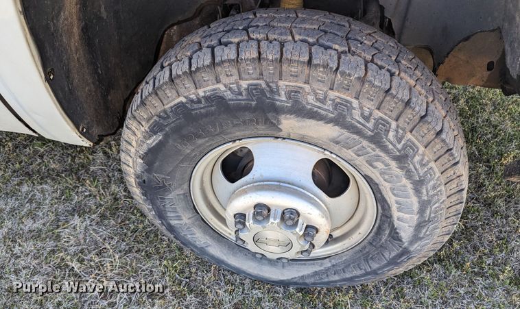 image for item MN9868 2007 Chevrolet Silverado 3500HD  Ext. Cab flatbed pickup truck