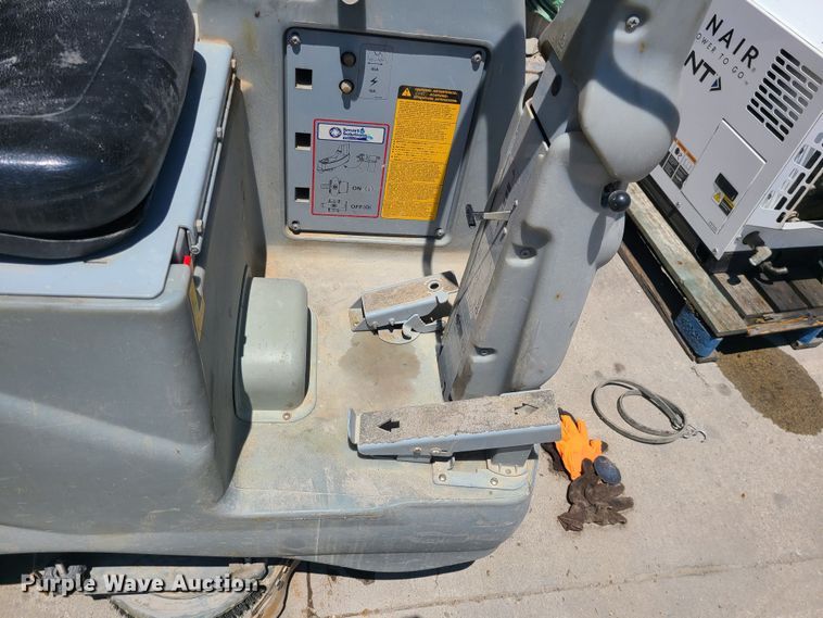 image for item MO9876 Advance Avenger  floor scrubber