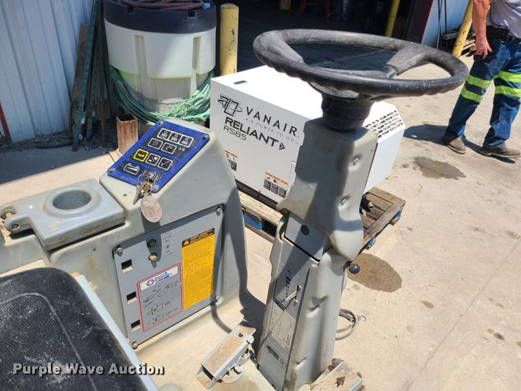 image for item MO9876 Advance Avenger  floor scrubber