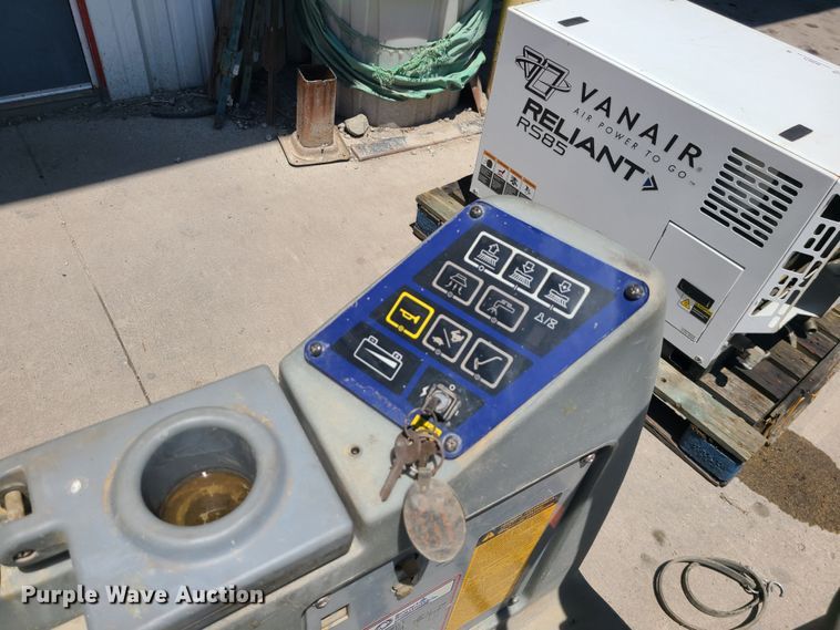 image for item MO9876 Advance Avenger  floor scrubber