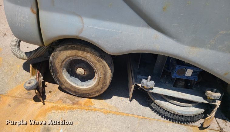 image for item MO9876 Advance Avenger  floor scrubber