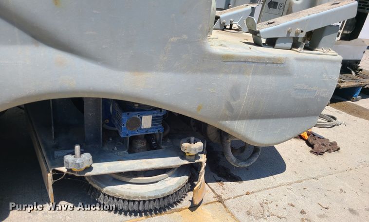 image for item MO9876 Advance Avenger  floor scrubber