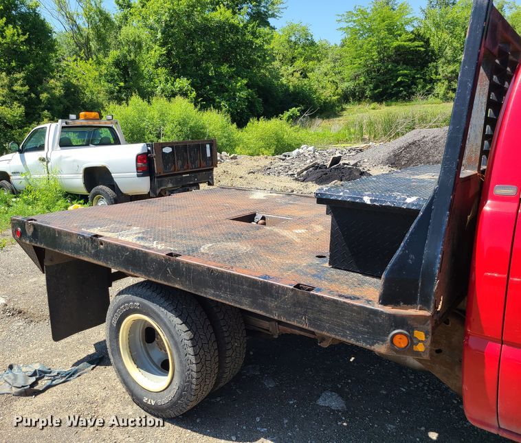 image for item MO9886 2004 Chevrolet Silverado 3500  Ext. Cab pickup truck