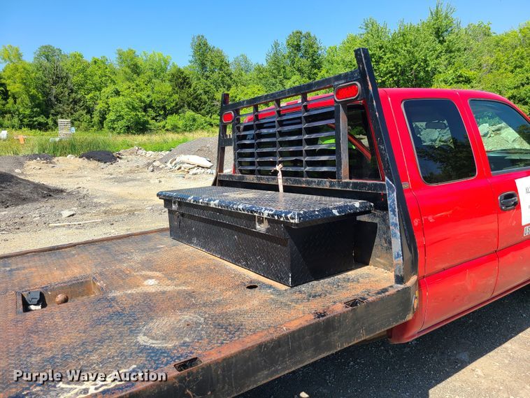 image for item MO9886 2004 Chevrolet Silverado 3500  Ext. Cab pickup truck