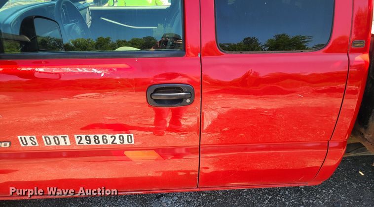 image for item MO9886 2004 Chevrolet Silverado 3500  Ext. Cab pickup truck